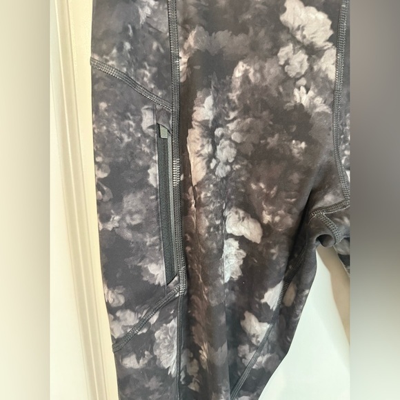 Athleta Women’s Frozen Floral Gray Rainier Printed Tights - Size Medium - Picture 4 of 7